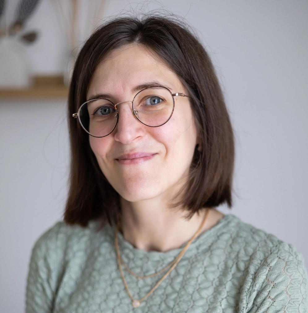 Portrait souriant d'Anaëlle Sciré-Ravel, Atelier Cléane, architecte d'intérieur.