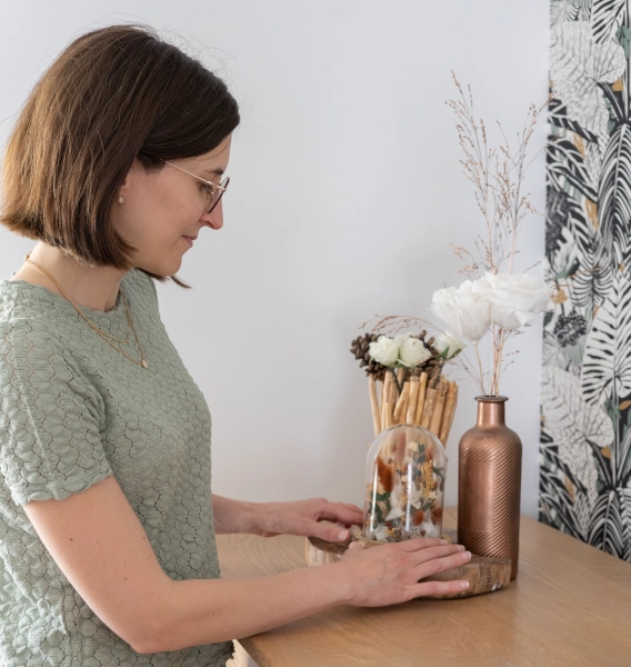 Positionnement d'éléments de décoration sur un buffet par Atelier Cléane.