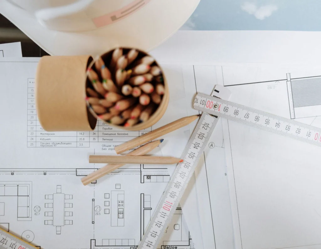 Outils de mesure, d'écriture et d'élaboration d'un plan d'architecte d'intérieur en 2D.