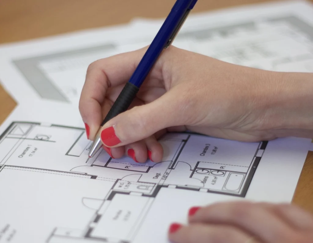 Plan d'une main tenant un stylo, travail sur des plans en 2D