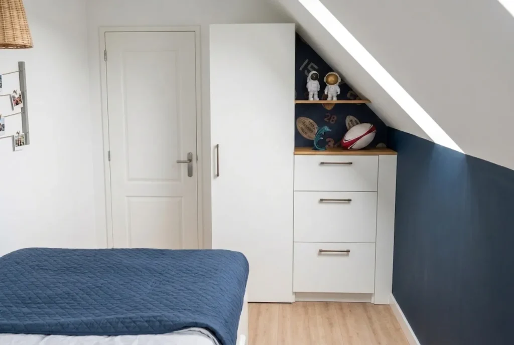 Aménagement de placard pour le rangement des jeux dans la chambre d'un enfant de 7 ans