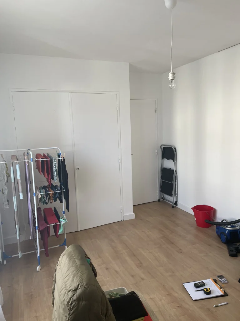 Vue 3 de la chambre avant d'être redécorée