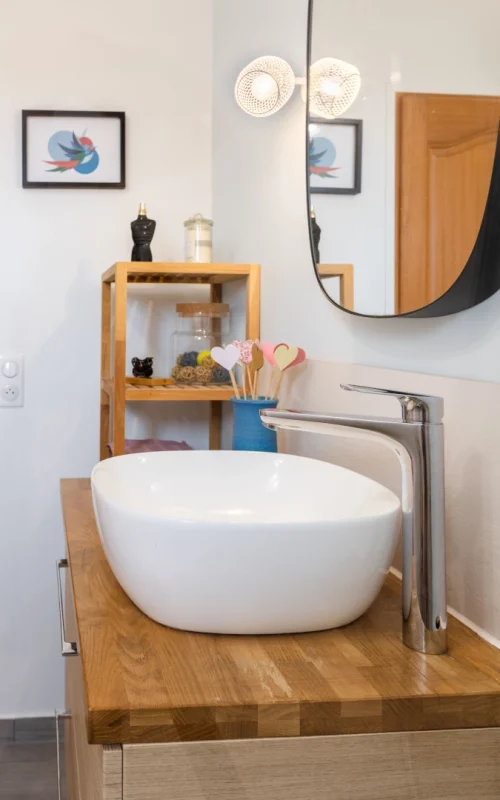 Salle de bain-eclairage-etagere-deco-mirroir-bois-lumiere