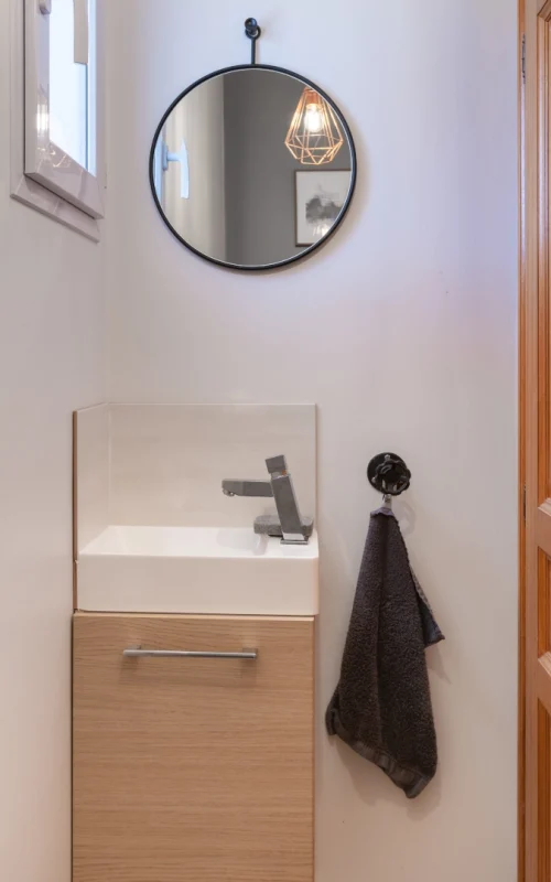 Toilette-evier-lave mains-robinet-fenetre-glace