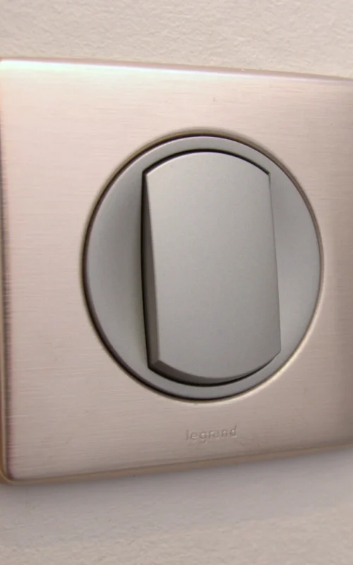Toilette-lumiere-interrupteur-metal-design